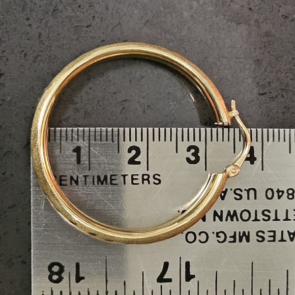 14k gold hoop earrings etched design - Picture 4 of 9